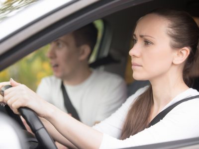 Ung kvinde lærer at køre i bil på køreskole i Aarhus
